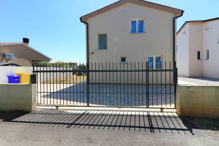 Villa with barbeque, terrace & pool — photo 2