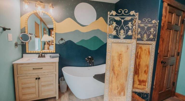 Beautiful vacation home with jacuzzi | Pets are welcome — photo 2