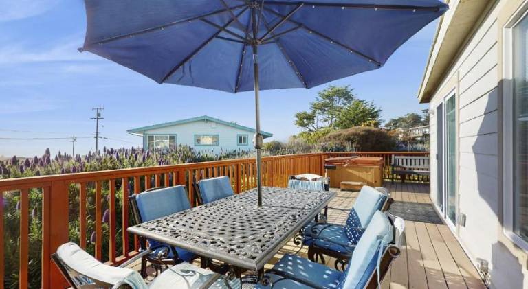 Vacation home with hot tub — photo 4