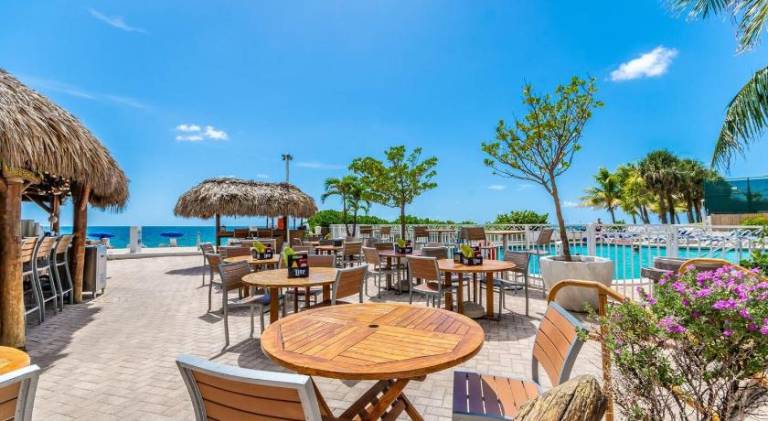 Beach Front 2 Bed Condo - Pool & Tiki Bar — photo 3