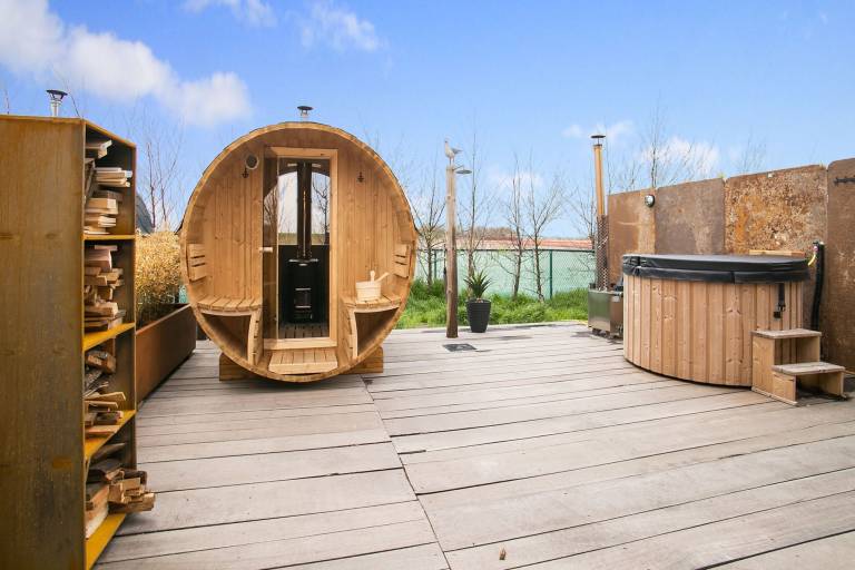 Family-friendly vacation home with yard, BBQ & sauna | Pets allowed — photo 5