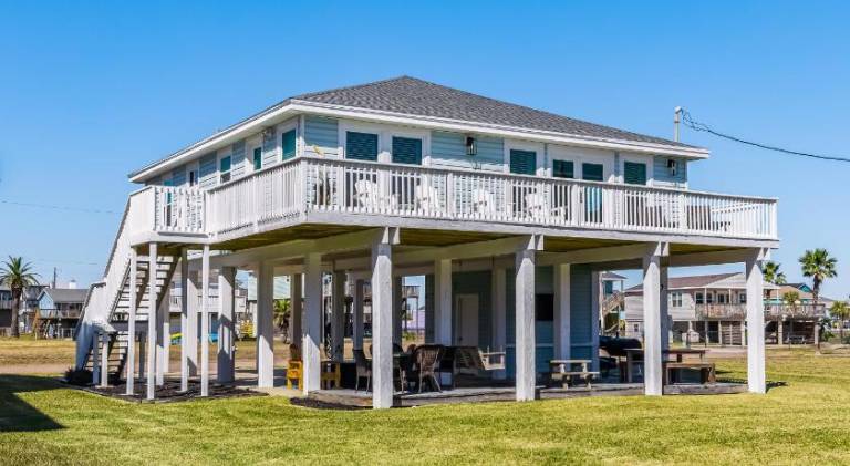 Fully equipped charming vacation home with pool, yard & barbeque | Next to the beach | Perfect for remote work | Dogs allowed in Galveston, TX