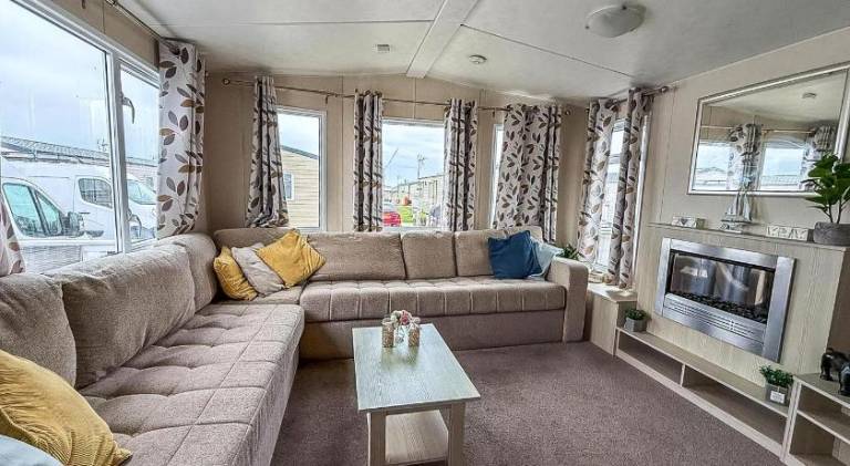 Great 6 Berth Caravan In Essex At St Osyth Beach Holiday Park Ref 28018Mv — photo 3