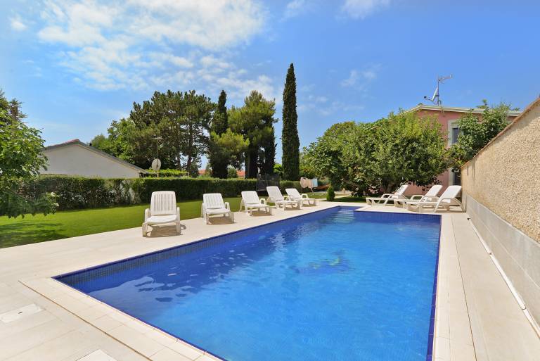 House with grill, terrace & heated pool — photo 5
