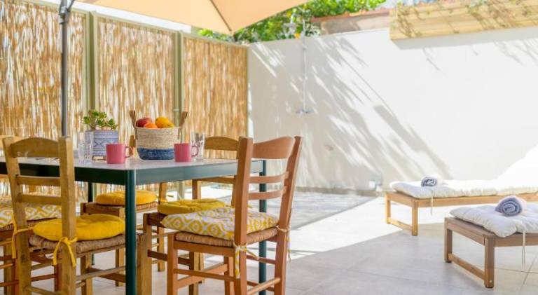Rental apartment with yard & patio — photo 5