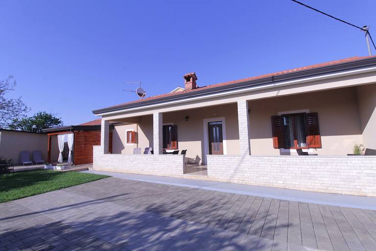Beautiful apartment with patio | Close to the beach | Pets allowed in Umag
