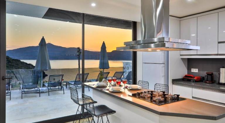 Villa with grill, yard & hot tub — photo 4