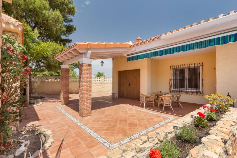 Family-oriented nice villa with patio, private pool & barbeque | Mountain view | Beach nearby | Good for workation | Dogs allowed — photo 4