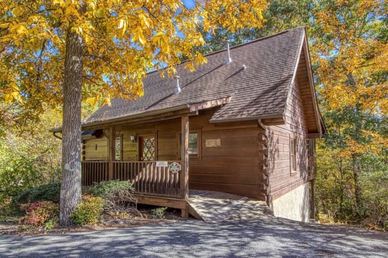 Cabin with terrace & private pool in Pigeon Forge, TN
