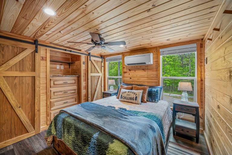 Mentone Tranquility Base with Hot Tub & Outdoor Fireplace 3 Acres Fast WiFi — photo 5
