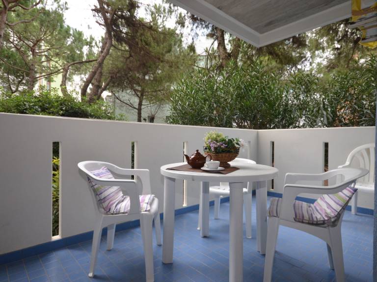 Apartment with patio, pool & yard — photo 2
