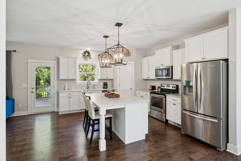 Spacious Family Retreat Pet Friendly 3 Bedroom Home — photo 3