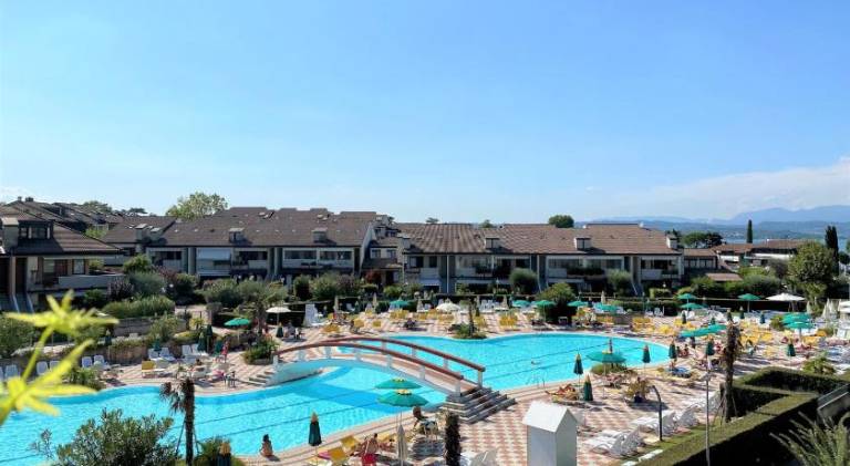 Serviced apartment with pool, terrace & barbeque in Desenzano del Garda