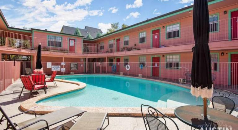 Apartment with pool — photo 3