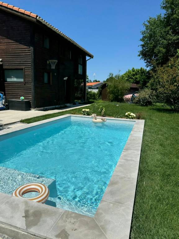 Vacation home with patio, private pool & yard in Biscarrosse
