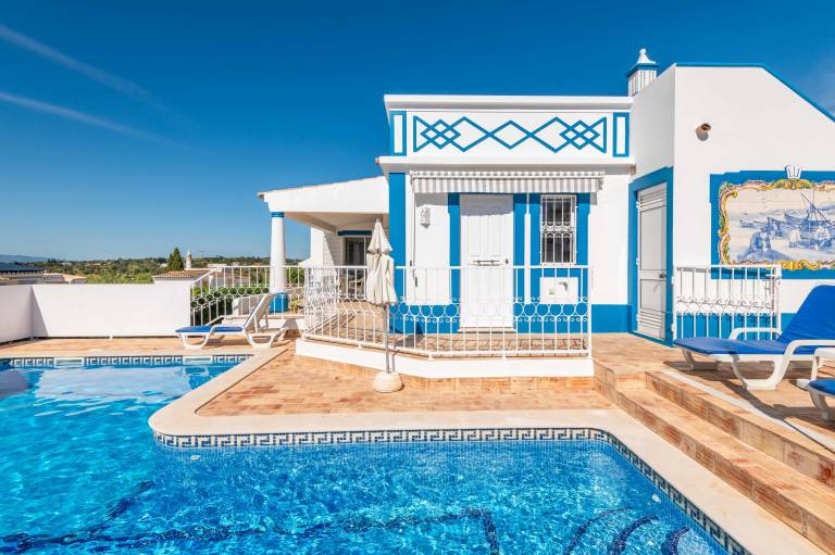 Villa with private pool, barbeque & garden | City view — photo 2