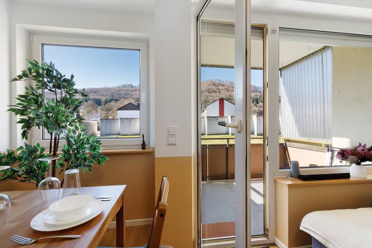 Deluxe Apartment in a Quiet Location with Balcony and Wi-Fi — photo 3