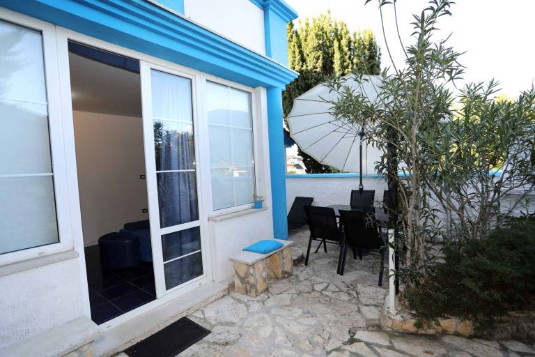 Apartment with terrace, BBQ & garden — photo 2