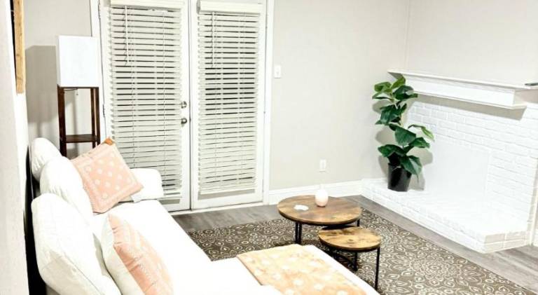 Holiday apartment with pool | Pets allowed in Addison, TX