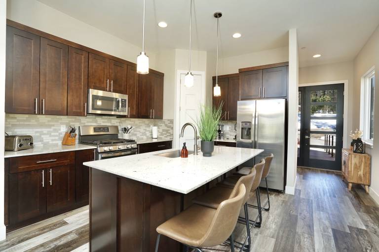 Hot Tub, Modern Home, Hiking and Fishing Close! — photo 4