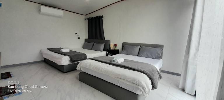 Holiday apartment with terrace & yard — photo 2
