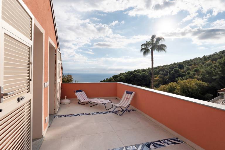 Fully equipped apartment with patio, garden & fast internet | Sea view | Perfect for remote work | Dogs allowed in Savona