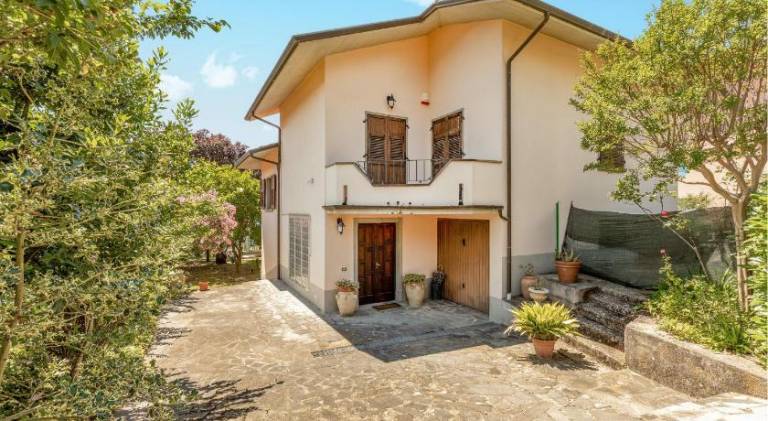 Vacation home with terrace, yard & BBQ in Fivizzano
