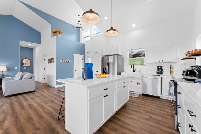 Fully equipped vacation home with pool & BBQ | Pet-friendly — photo 2