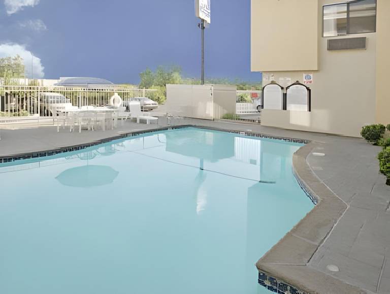 Budget Inn & Suites — photo 3
