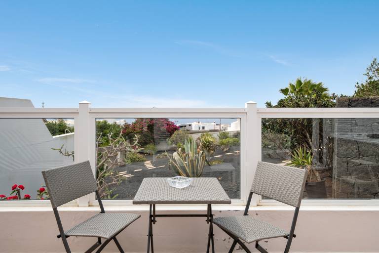 Vacation Home 'Garten Apartment' with Sea View, Private Terrace and Wi-Fi — photo 4