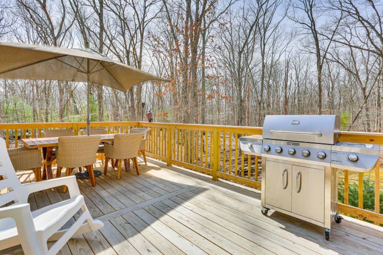 Forest View Deck & Fire Pit Poconos Escape