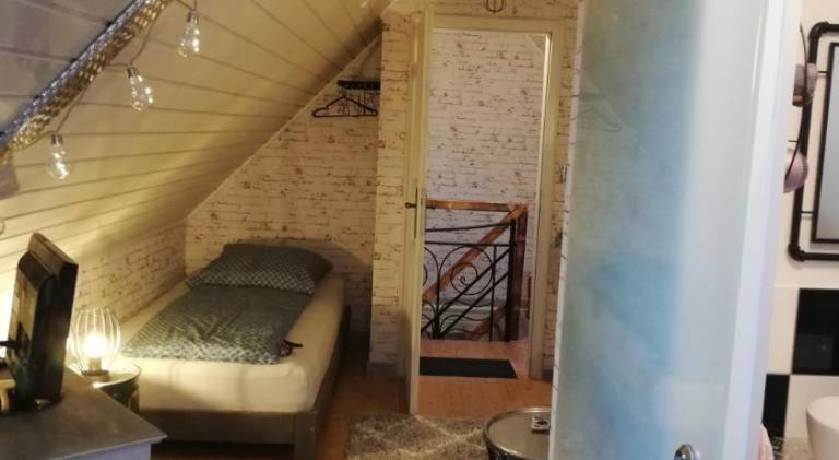 Rental apartment with patio, yard & barbeque — photo 2
