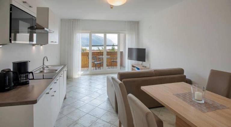 Serviced apartment with yard — photo 3