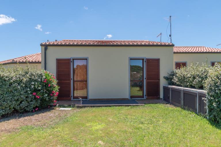 Fully equipped nice villa with fast internet, yard & patio | Garden view | Pets allowed — photo 4