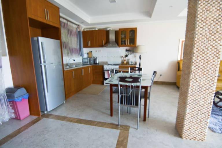 Serviced apartment with terrace & pool | Pets allowed — photo 3