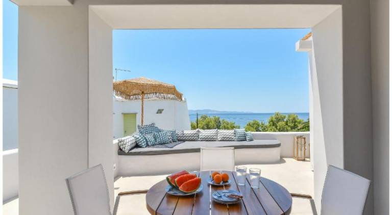 Villa with pool, patio & garden — photo 3
