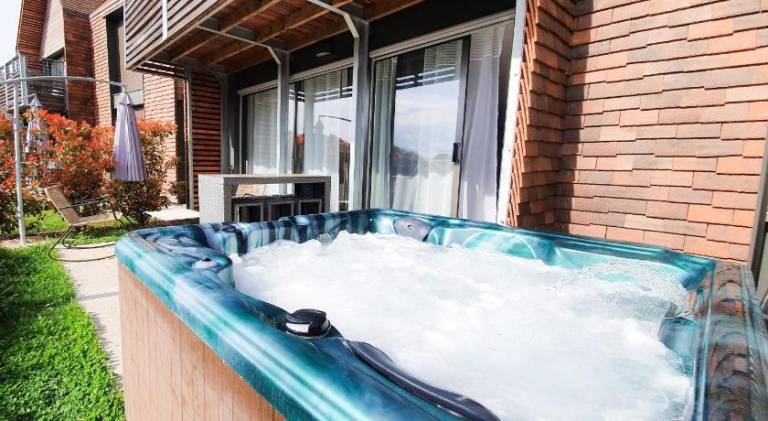Rental apartment with hot tub — photo 3