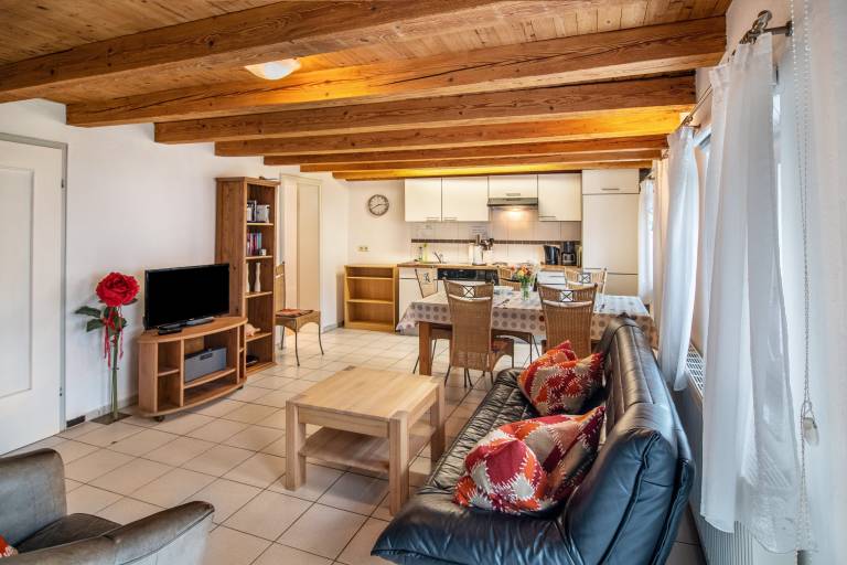 Fully equipped charming apartment with fast internet, yard & barbeque | Garden view | Dogs allowed — photo 3