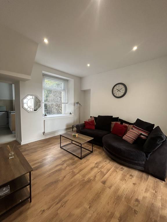 Spacious 4 Bedroom House Central & Pet Friendly