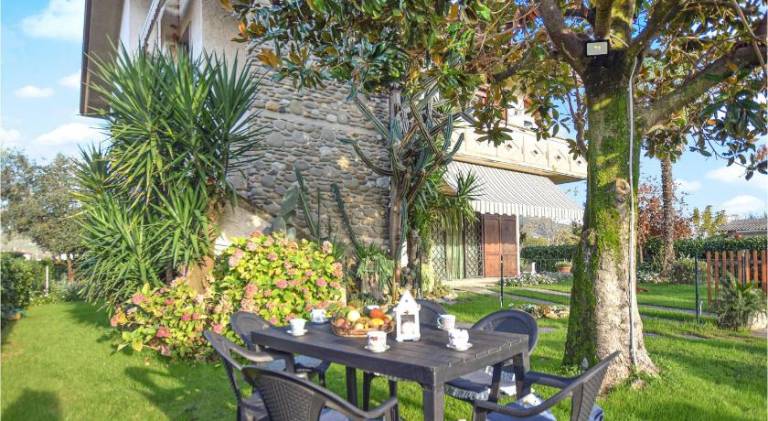 Apartment with barbeque & garden in Camaiore