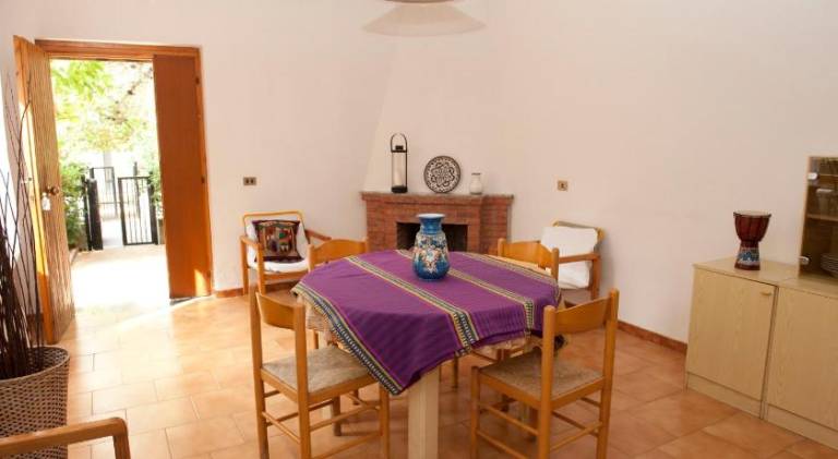 Serviced apartment with patio & yard — photo 5