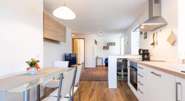 Holiday apartment with BBQ & patio — photo 3