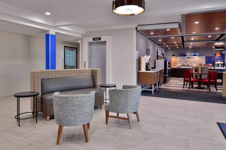 Holiday Inn Express & Suites North Kansas City an IHG Hotel