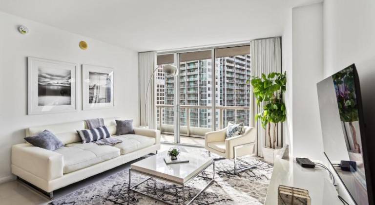 Holiday apartment with pool & hot tub | Near Bayfront Park | Suitable for remote work — photo 2
