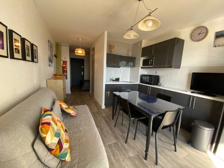Bright apartment facing Étang de Thau - pets allowed, air conditioning — photo 2