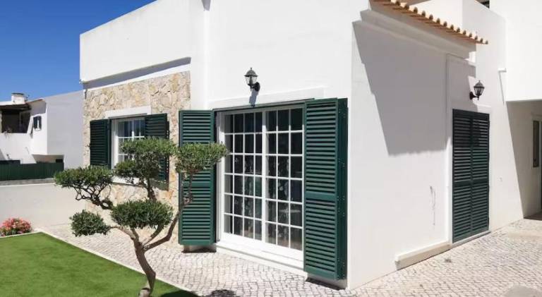 Fully equipped vacation home with garden, terrace & barbeque | Pet-friendly in Setubal