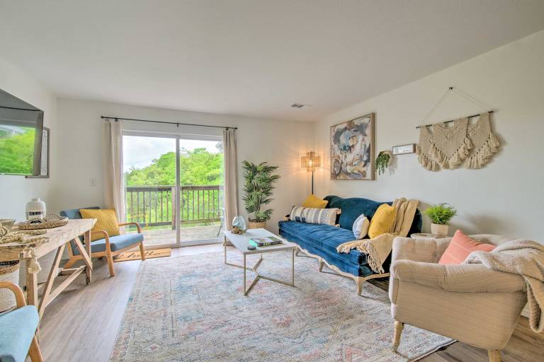 Cozy Branson Retreat w/ Balcony, 2 Mi to 76 Strip in Branson, MO