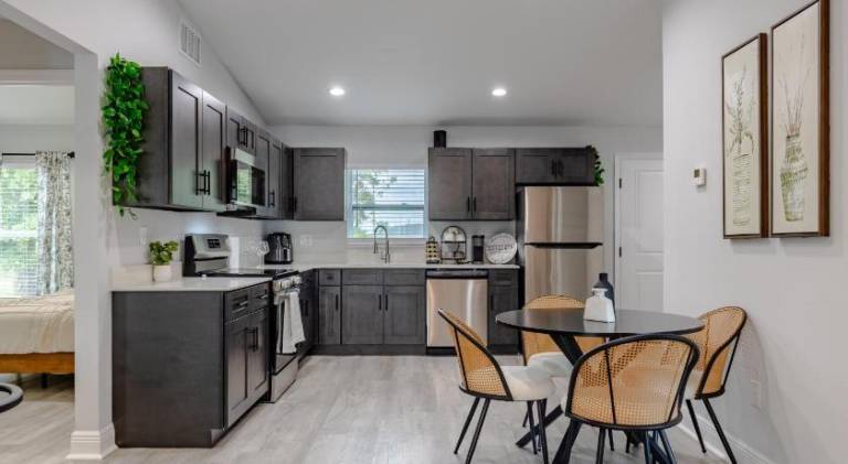 Ample vacation home | Pet-friendly — photo 3
