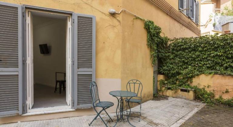 Fully equipped rental apartment with patio | Near St. Peter's Basilica | Pets are welcome — photo 4