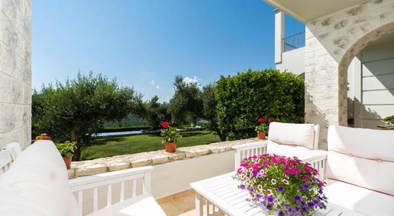 Villa with patio, pool & yard | Pets are welcome — photo 5